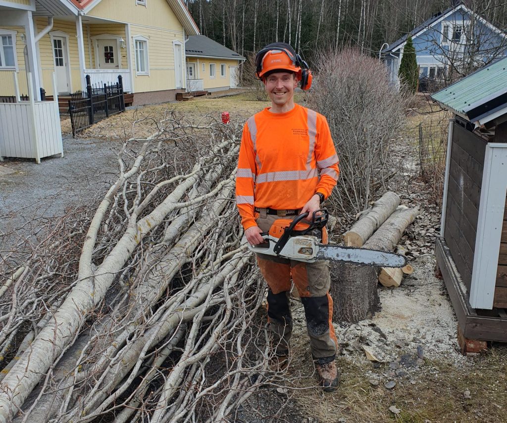 Puunkaato Pirkanmaa mies moottorisaha kädessä
